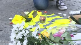 Un gilet jaune devant le mémorial improvisé en hommage aux victimes de l'attaque de Strasbourg