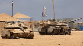 Des véhicules militaires israéliens positionnés le long de la frontière avec la bande de Gaza, le 21 août 2025.