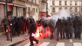 La scène s'est déroulée au moment de heurts entre manifestants et forces de l'ordre