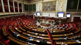 Des députés français assistent au débat sur le projet de loi de finances pour l'exercice 2025 à l'Assemblée nationale, le 2 décembre 2025. 