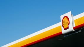 Shell a signé le 12 mai un accord pour vendre ses stations-services et son usine de raffinage au russe Loukoïl.