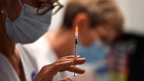 Une infirmière prépare une injection avec le vaccin Pfizer-BioNtech contre le Covid-19 au centre de gérontologie Bellevue à Montpellier, en France, le 4 janvier 2020