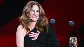 L'actrice américaine Julia Roberts salue le public après avoir reçu un César d'honneur lors de la 50e cérémonie récompensant le cinéma français, le 28 février 2025 à l'Olympia, à Paris