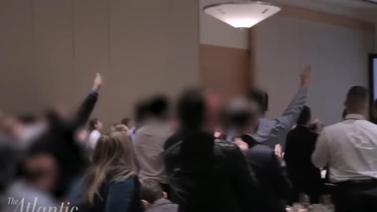 Des membres du mouvement d'extrême droite alt-right saluent l'élection de Trump par un salut nazi.