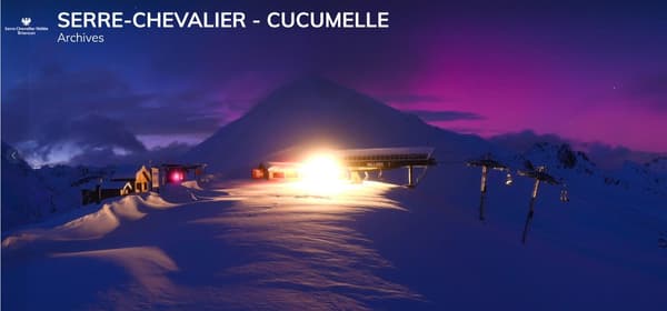Des aurores boréales visibles dimanche 5 novembre comme en haut des pistes de la station de Serre-Chevalier (Hautes-Alpes).