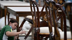 Cette photo, prise le 4 novembre 2025, montre un employé travaillant dans l'usine de meubles haut de gamme Jonathan Charles à Hô Chi Minh-Ville.

Au milieu du vrombissement des scies circulaires et du ronronnement constant des ponceuses, des centaines d'ouvriers vietnamiens s'affairent dans une usine située en périphérie de Hô Chi Minh-Ville pour honorer les commandes de meubles de luxe. Ces meubles orneront des hôtels et des résidences de prestige au Moyen-Orient, en Europe et aux États-Unis, où l'entreprise vietnamienne Jonathan Charles a largement échappé aux droits de douane imposés par le président américain Donald Trump.