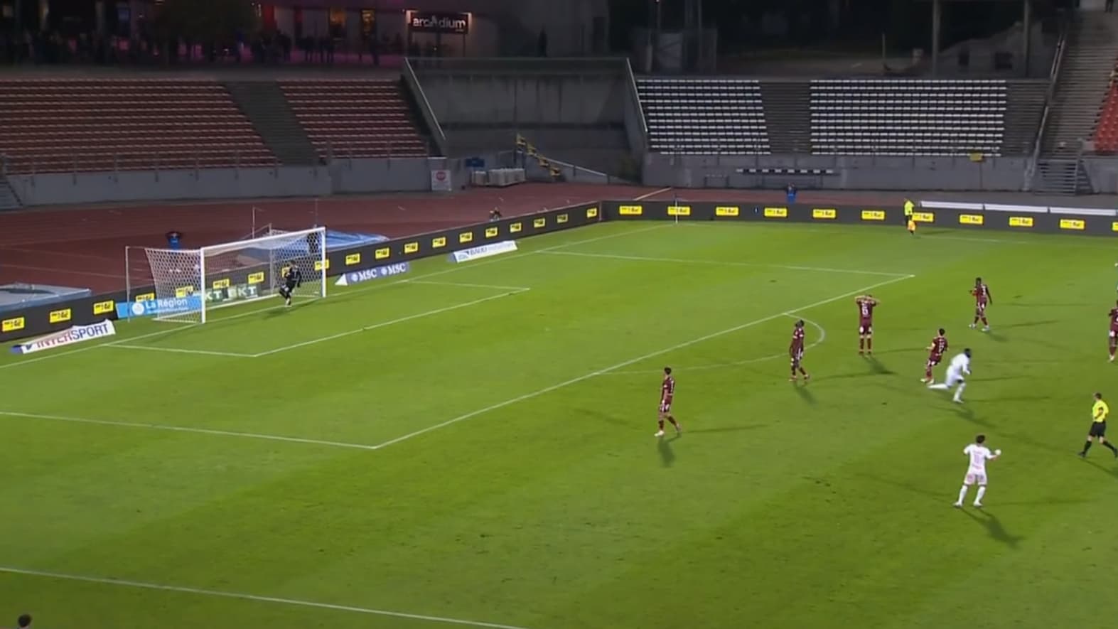 Le lob d'Andy Carroll lors d'Annecy-Amiens en Ligue 2, le 21 octobre 2023 Le lob d'Andy Carroll lors d'Annecy-Amiens en Ligue 2, le 21 octobre 2023