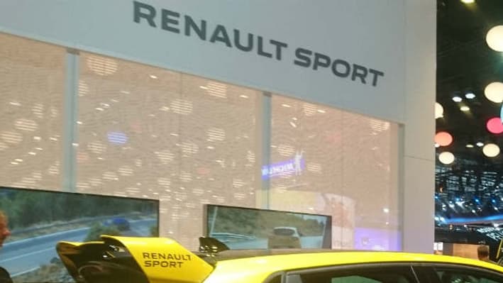 Sur le stand Renault Sport, le beau concept de Clio 4 survitaminée fait face à la Formule 1 de la marque au losange, elle aussi nommée RS16... Sur le stand Renault Sport, le beau concept de Clio 4 survitaminée fait face à la Formule 1 de la marque au losange, elle aussi nommée RS16...