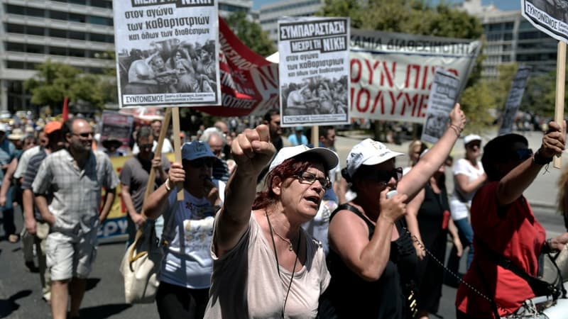 Les Grecs ont de nombreuses fois manifesté contre les coupes effectuées dans la fonction publique. 