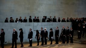 Le public fait la queue pour se recueillir devant le cercueil de la reine à Londres le 14 septembre.