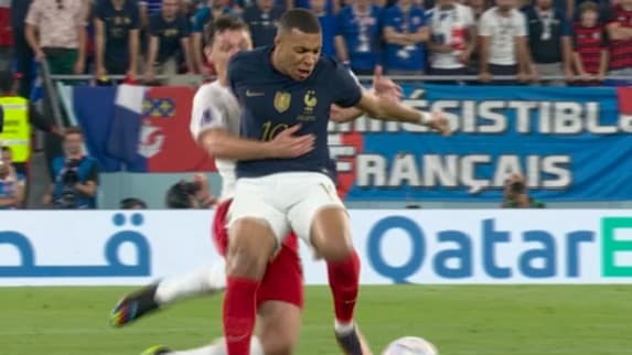 La faute de Christensen sur Mbappé lors de France-Danemark La faute de Christensen sur Mbappé lors de France-Danemark