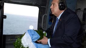 Le ministre de la Défense grec, Panos Kammenos, survole la mer Egée pour un hommage, le 2 février 2017