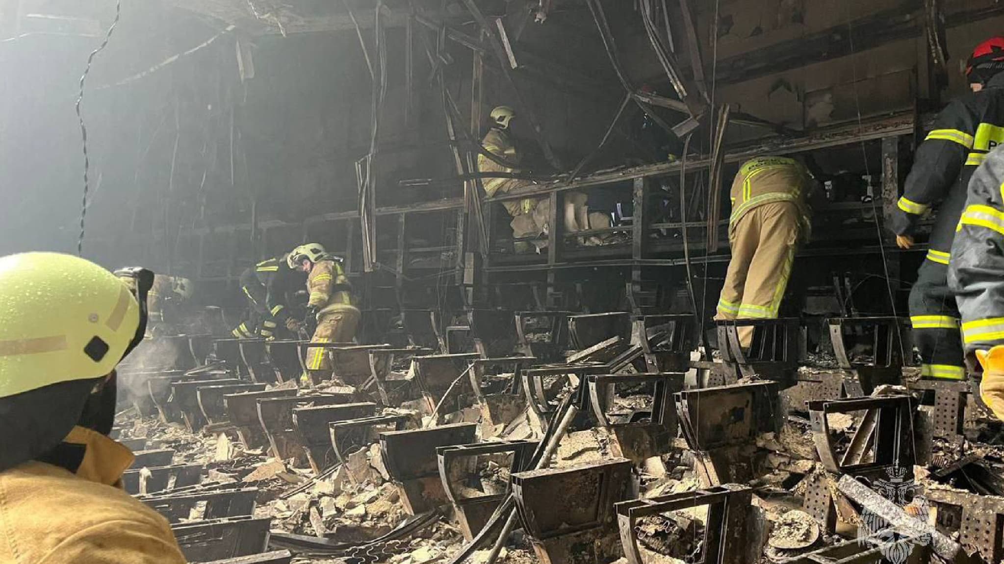 Les secours à pied d'œuvre dans les débris de la salle de concert dans la banlieue de Moscou, à la suite de l'attaque terroriste ayant fait au moins 115 morts. 