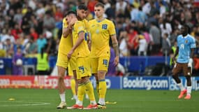 Yaremchuk, Tymchyk et Brazhko après le coup de sifflet final du match contre la Belgique, le 26 juin 2024.