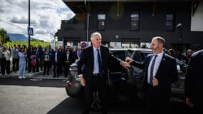 Le Premier ministre français Michel Barnier arrive pour visiter la Maison France Services à Entrelacs, dans l'est de la France, le 12 septembre 2024.