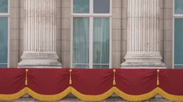 Le balcon du palais de Buckingham, où la famille royale se présentera d'un instant à l'autre