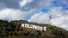Le fondateur de Playboy, Hugh Hefner, a fait don des 900.000 dollars nécessaires pour pouvoir acheter du terrain autour de l'inscription géante "Hollywood", qui domine la capitale mondiale du cinéma. /Photo d'archives/REUTERS/Fred Prouser