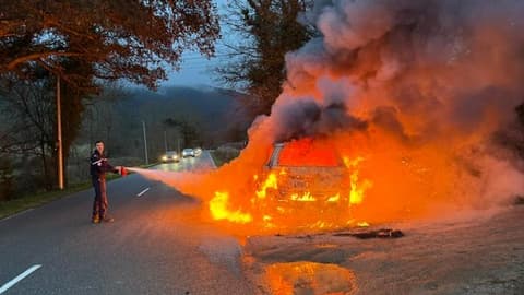 Deux gendarmes ont aidé les passagers d'une voiture qui avait pris feu sur la route entre Saint-Tropez et Hyères dans le Var, jeudi 30 janvier 2025.