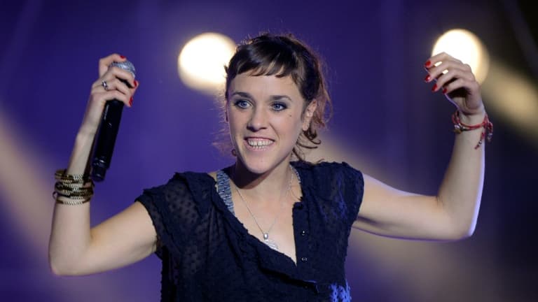 La chanteuse Zaz après avoir reçu le prix de la meilleure chanson originale de l'année pour "Je Veux" lors des 26e Victoires de la Musique, le 1er mars 2011 au Palais des Congrès à Paris