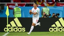 Granit Xhaka mimant un aigle bicéphale lors d'un Serbie-Suisse, le 22 juin 2018