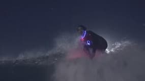 En Californie, leur session surf de nuit est haute en couleurs