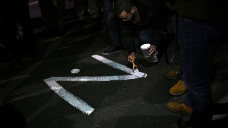 Un manifestant peint la lettre "Z" sur le sol los d'un rassemblement en faveur de l'intervention russe en Ukraine à Belgrade le 4 mars 2022. (PHOTO D'ILLUSTRATION).