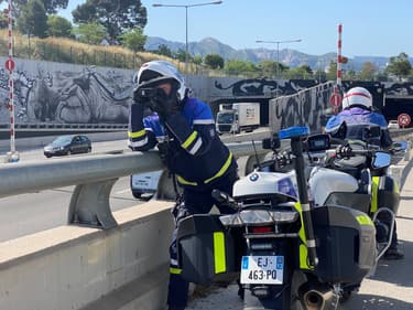 La police procède à un contrôle des deux roues à Marseille. 