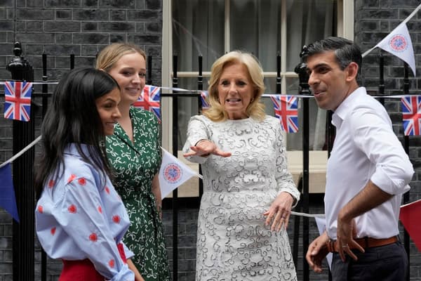 Jill Biden et sa petite-fille Finnegan Biden accompagnées de Rishi Sunak et son épouse Akshata Murty à Downing Street ce dimanche.