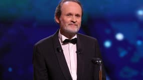 Le président français de l'association des Molières et producteur de spectacles, Jean-Marc Dumontet, prend la parole sur scène lors de la 36e cérémonie des prix Molières, la plus haute distinction théâtrale française, au théâtre des Folies Bergères à Paris le 28 avril 2025. 
