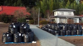 Près de trois mois après la catastrophe de Fukushima, il rste encore beaucoup de zones à décontaminer, comme ici ces sacs remplis de terre radioactive.