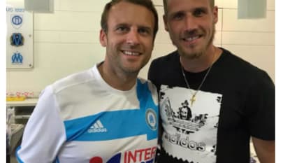 Emmanuel Macron en vacances à Marseille prend la pose avec Grégory Sertic, joueur de l'OM en 2017