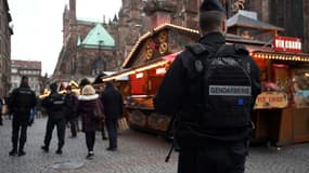 Des gendarmes en patrouille dans les allées du marché de Noël de Strasbourg qui a rouvert trois jours après un attentat, le 14 décembre 2018