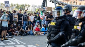 Des manifestants se heurtent aux forces de l'ordre dans les rues entourant le bâtiment fédéral lors d'une manifestation à la suite des opérations fédérales en matière d'immigration à Los Angeles, en Californie, le 8 juin 2025.