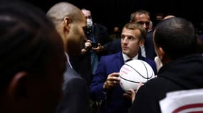 Emmanuel Macron avec Tony Parker, à Montpellier le 8 octobre 2021