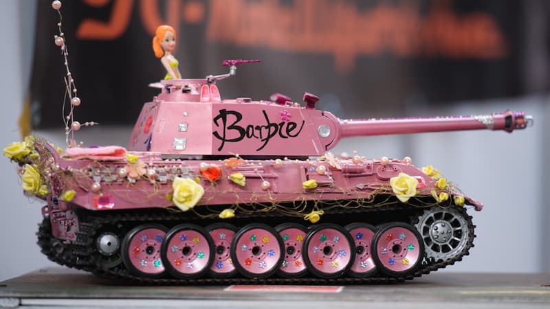 La mission d'Hello Barbie : défendre la forteresse Mattel contre la concurrence des figurines de Lego.