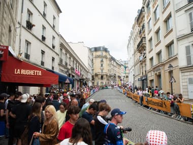 Une rue de Montmartre avant le passage du Tour de France le 27 juillet 2025
