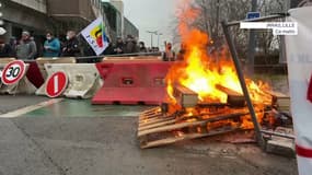 Un opération de blocage du rond-point de la porte d'Arras à Lille est en cours ce mercredi 23 mars en protestation contre la réforme des retraites. 