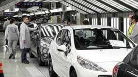 Site PSA Peugeot Citroën de Poissy (Yvelines). PSA pourrait supprimer entre 8.000 et 10.000 emplois en France cette année, contre 6.000 suppressions de postes envisagées jusqu'à présent pour l'ensemble de l'Europe, rapporte mardi l'agence de presse Bloomb