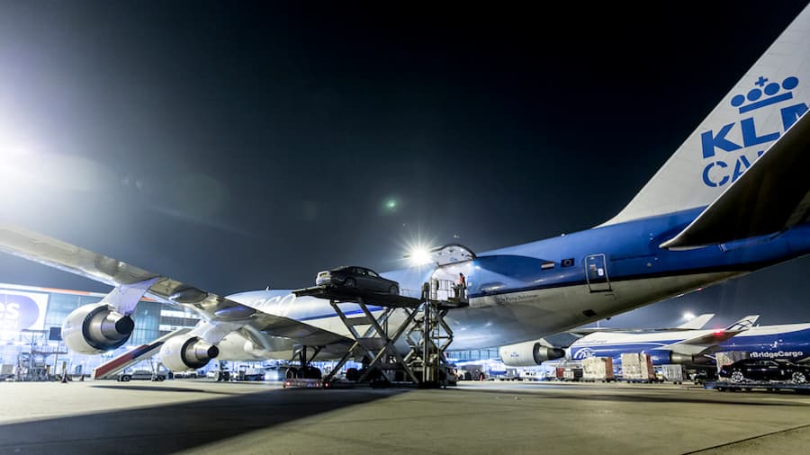 Un avion de cargo 747-400 ERF peut contenir jusqu'a 13 Rolls-Royce Dawn, d'après KLM. Un avion de cargo 747-400 ERF peut contenir jusqu'a 13 Rolls-Royce Dawn, d'après KLM.
