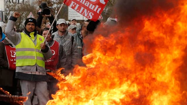 Manifestation des salariés de Renault à l'usine de Flins. Les négociations chez le groupe au losange et PSA Peugeot Citroën ont repris mardi dans un climat tendu. /Photo prise le 29 janvier 2013/REUTERS/Christian Hartmann