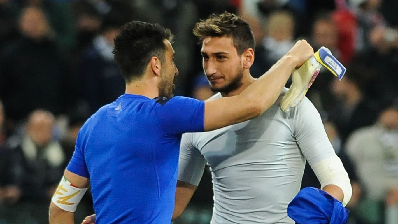 Gianluigi Donnarumma saluant Gianluigi Buffon en novembre 2015 Gianluigi Donnarumma saluant Gianluigi Buffon en novembre 2015