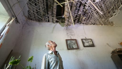 Un homme observe sa maison détruite par les combats entre les séparatistes prorusses et les forces ukrainiennes, le 10 août 2015 dans la région de Donetsk