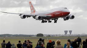 Arrivée au Bourget de la nouvelle version du gros porteur de Boeing, le 747-8. Airbus et Boeing s'apprêtent à annoncer lundi des commandes d'avions représentant plusieurs milliards de dollars, au moment où s'ouvre un 49e salon aéronautique du Bourget marq
