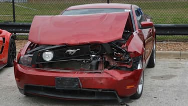 Vingt voitures dont des muscle cars, deux Porsche et une Jaguar ont été détruites par des adolescents qui les ont lancées les unes contre les autres.