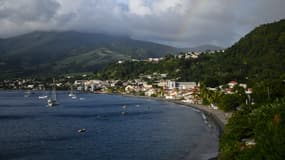 Le front de mer de la commune de Saint-Pierre, en Martinique, avec en arrière-plan le volcan de la Montagne Pelée.