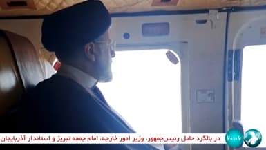 Une capture d'écran de la télévision d'Etat montre le président iranien Ebrahim Raïssi à bord d'un hélicoptère dans la région de Djolfa, le 19 mai 2024