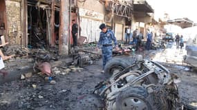 A Hilla, à environ 100 km au sud de Bagdad, après l'explosion d'une bombe. Une vague d'attentats a secoué mardi plusieurs villes d'Irak, faisant au moins 39 morts et des dizaines de blessés. /Photo prise le 20 mars 2012/REUTERS/Habib