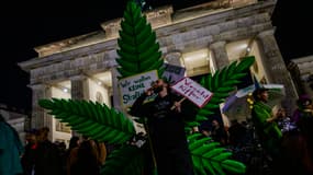 Un homme fume un joint devant la porte de Brandebourg, à Berlin, pour fêter la légalisation du cannabis dans le pays, le 31 mars 2024.