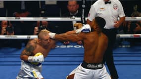 L'Ukrainien Oleksandr Usyk touche le Britannique Anthony Joshua, champion du monde (WBA, IBF, WBO) des poids lourds, lors de leur combat, le 25 septembre 2021 au Tottenham Hotspur Stadium