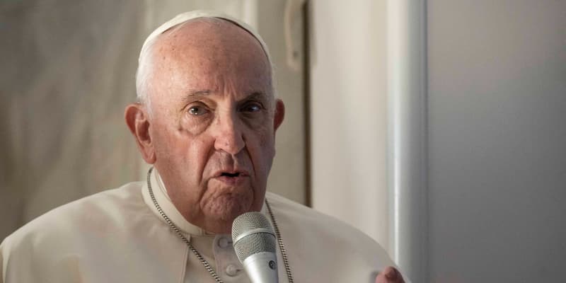 Le pape François à bord de l'avion papal, le 6 novembre 2022.